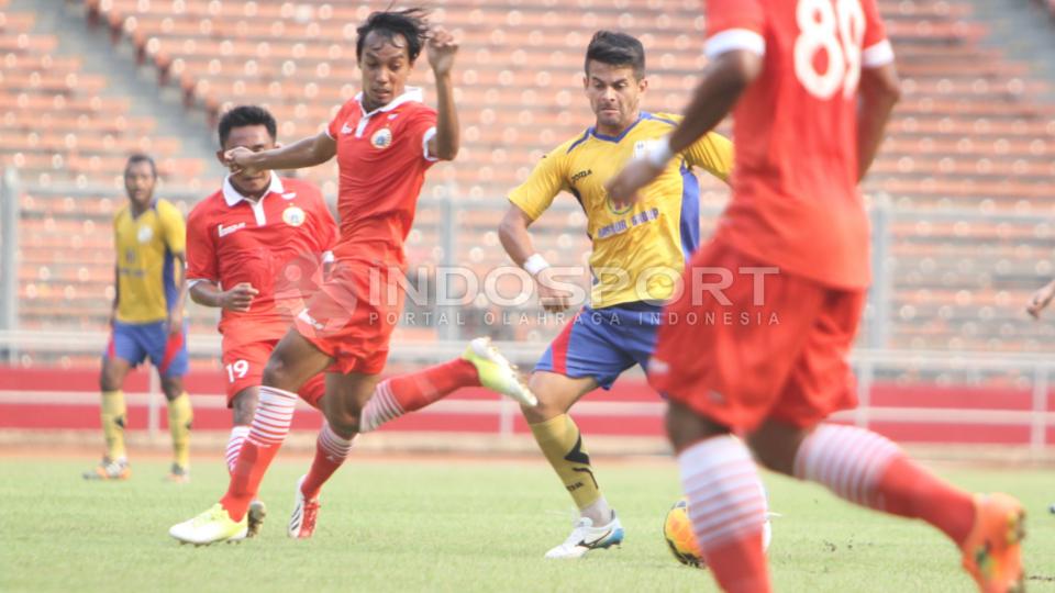 Gelandang Barito Putera Andrezinho mencoba melewati dua pemain belakang Persija Jakarta pada laga uji coba di Stadion Utama Gelora Bung Karno (SUGBK) Senayan, Jakarta, Rabu (4/2/15).